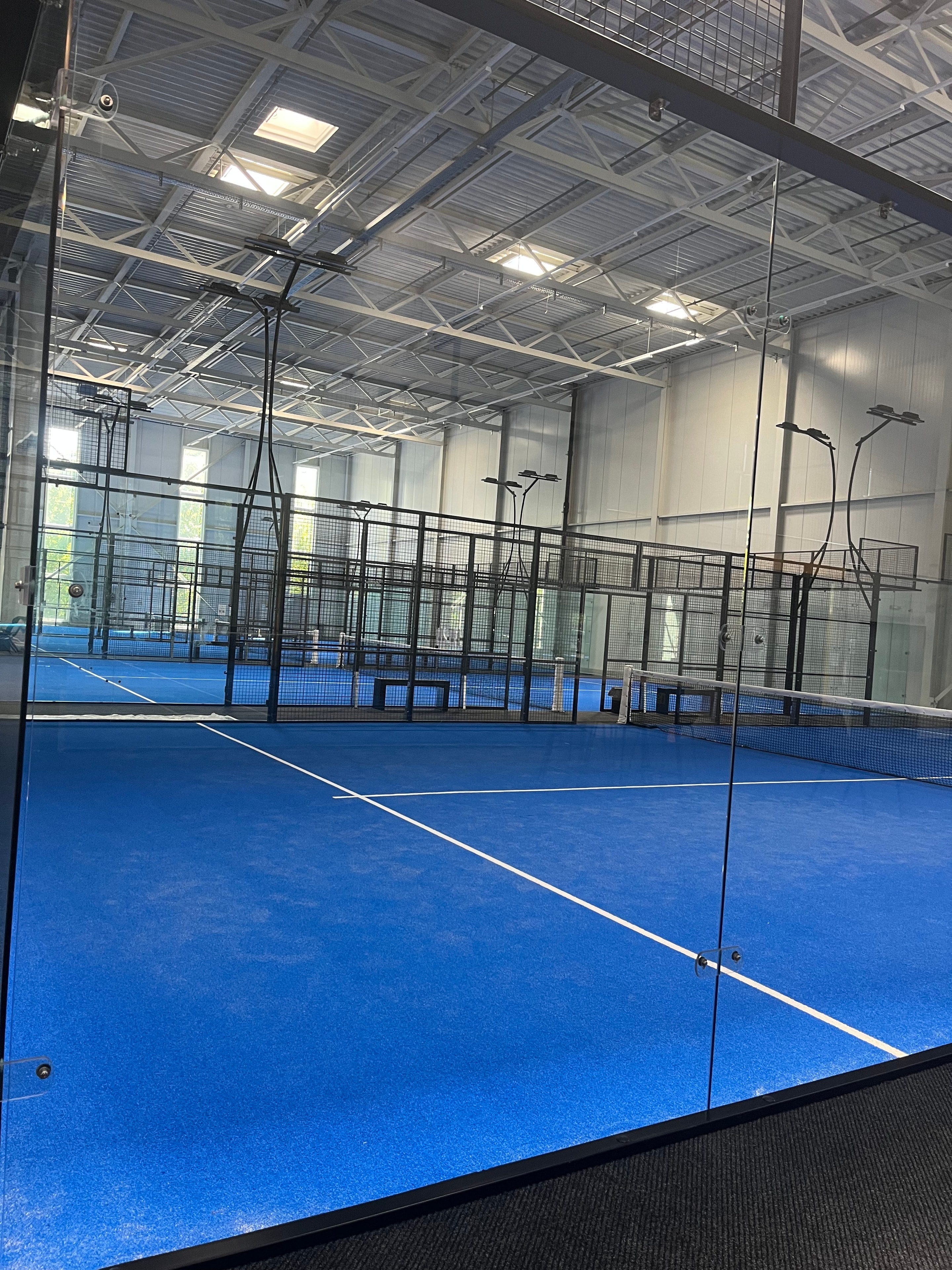 Terrain de padel aux vitres impeccables